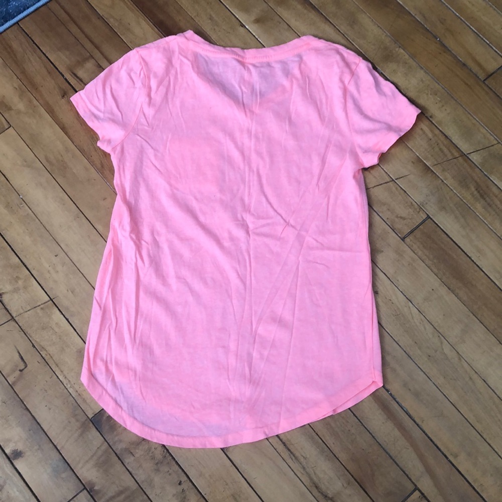 No boundaries v neck top - Picture 2 of 2